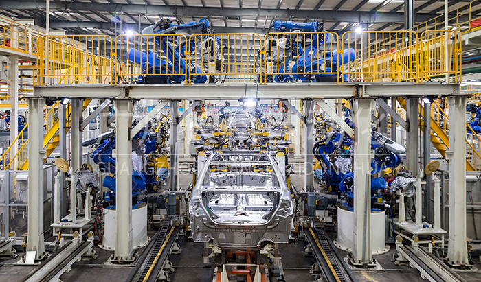 安川机器人在汽车生产车间